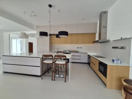 Zweistöckige Villa mit 6 Schlafzimmern und privatem Pool in Thalang
