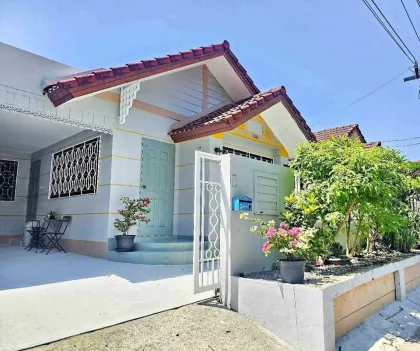 3 Schlafzimmer, 2 Badezimmer Villa zur Miete in Wongchalerm Garden Ville, Nai Yang