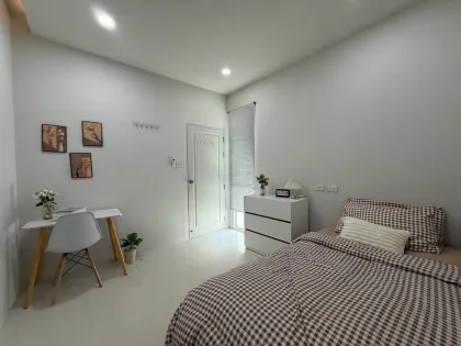 Casa adosada de 2 dormitorios y 2 baños que admite mascotas en Chalong