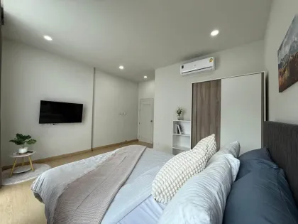 Casa adosada de 2 dormitorios y 2 baños que admite mascotas en Chalong