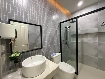 Casa adosada de 2 dormitorios y 2 baños que admite mascotas en Chalong