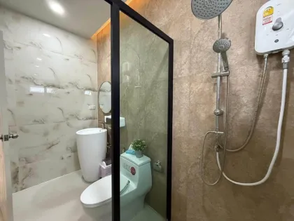 Casa adosada de 2 dormitorios y 2 baños que admite mascotas en Chalong