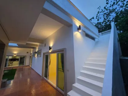 Moderne 2-Zimmer-Villa mit privatem Pool und Dachterrasse in Sai Yuan