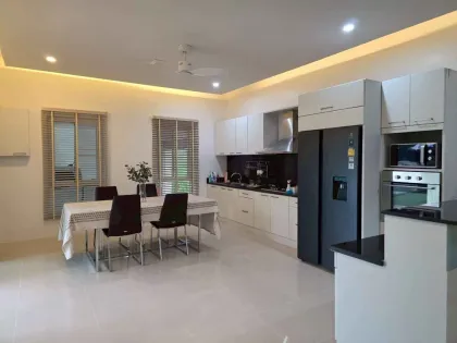 Moderne 2-Zimmer-Villa mit privatem Pool und Dachterrasse in Sai Yuan