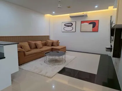 Moderne 2-Zimmer-Villa mit privatem Pool und Dachterrasse in Sai Yuan
