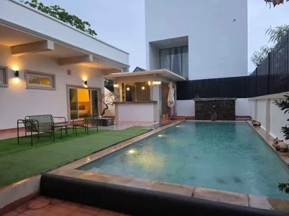Moderne 2-Zimmer-Villa mit privatem Pool und Dachterrasse in Sai Yuan