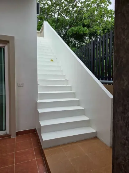 Moderne 2-Zimmer-Villa mit privatem Pool und Dachterrasse in Sai Yuan