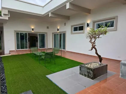 Moderne 2-Zimmer-Villa mit privatem Pool und Dachterrasse in Sai Yuan