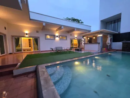 Moderne 2-Zimmer-Villa mit privatem Pool und Dachterrasse in Sai Yuan
