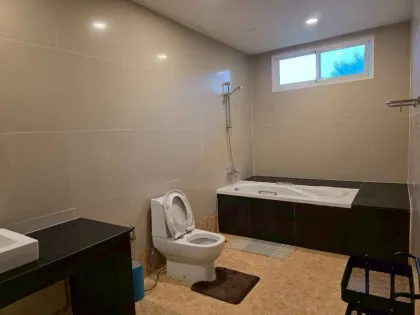 Moderne 2-Zimmer-Villa mit privatem Pool und Dachterrasse in Sai Yuan