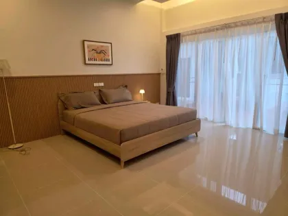 Moderne 2-Zimmer-Villa mit privatem Pool und Dachterrasse in Sai Yuan