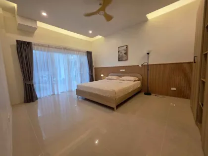 Moderne 2-Zimmer-Villa mit privatem Pool und Dachterrasse in Sai Yuan