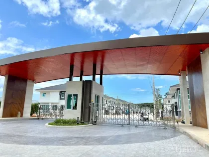 3-Schlafzimmer, 3-Badezimmer Stadthaus in Thalang zu vermieten