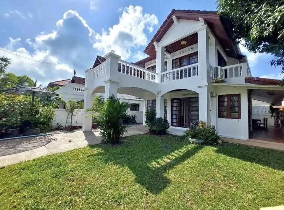 Garden House with 3 Bedrooms and 2 Bathrooms in Chalong