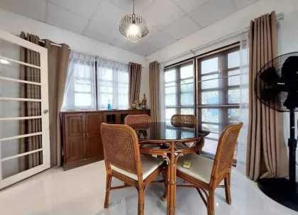 Casa con Jardín de 3 Habitaciones y 2 Baños en Chalong