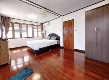 Casa con Jardín de 3 Habitaciones y 2 Baños en Chalong