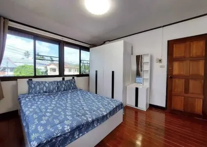 Casa con Jardín de 3 Habitaciones y 2 Baños en Chalong