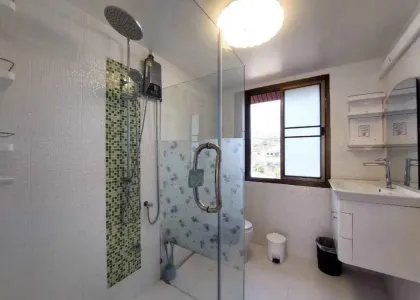 Casa con Jardín de 3 Habitaciones y 2 Baños en Chalong