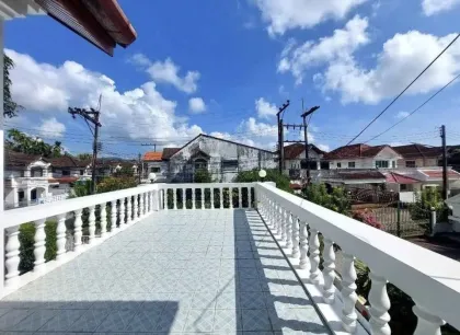 Casa con Jardín de 3 Habitaciones y 2 Baños en Chalong