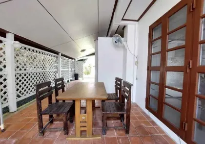 Casa con Jardín de 3 Habitaciones y 2 Baños en Chalong