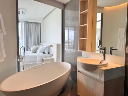 อพาร์ตเมนต์ 2 ห้องนอน 2 ห้องน้ำ ที่ทันสมัยที่ The Aqua Condo บางเทา