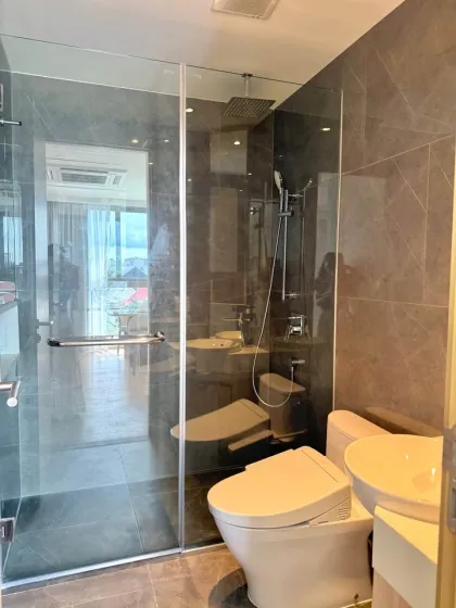 อพาร์ตเมนต์ 2 ห้องนอน 2 ห้องน้ำ ที่ทันสมัยที่ The Aqua Condo บางเทา