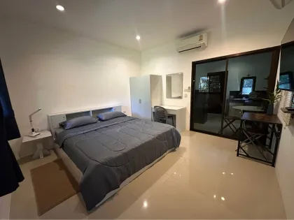 อพาร์ตเมนต์ 1 ห้องนอน 1 ห้องน้ำ พร้อมเฟอร์นิเจอร์ครบที่ The Boom House Rawai