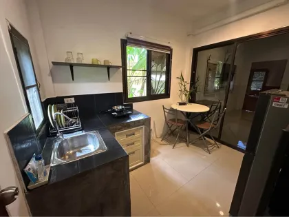 อพาร์ตเมนต์ 1 ห้องนอน 1 ห้องน้ำ พร้อมเฟอร์นิเจอร์ครบที่ The Boom House Rawai