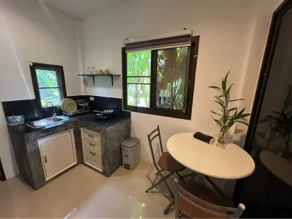 อพาร์ตเมนต์ 1 ห้องนอน 1 ห้องน้ำ พร้อมเฟอร์นิเจอร์ครบที่ The Boom House Rawai
