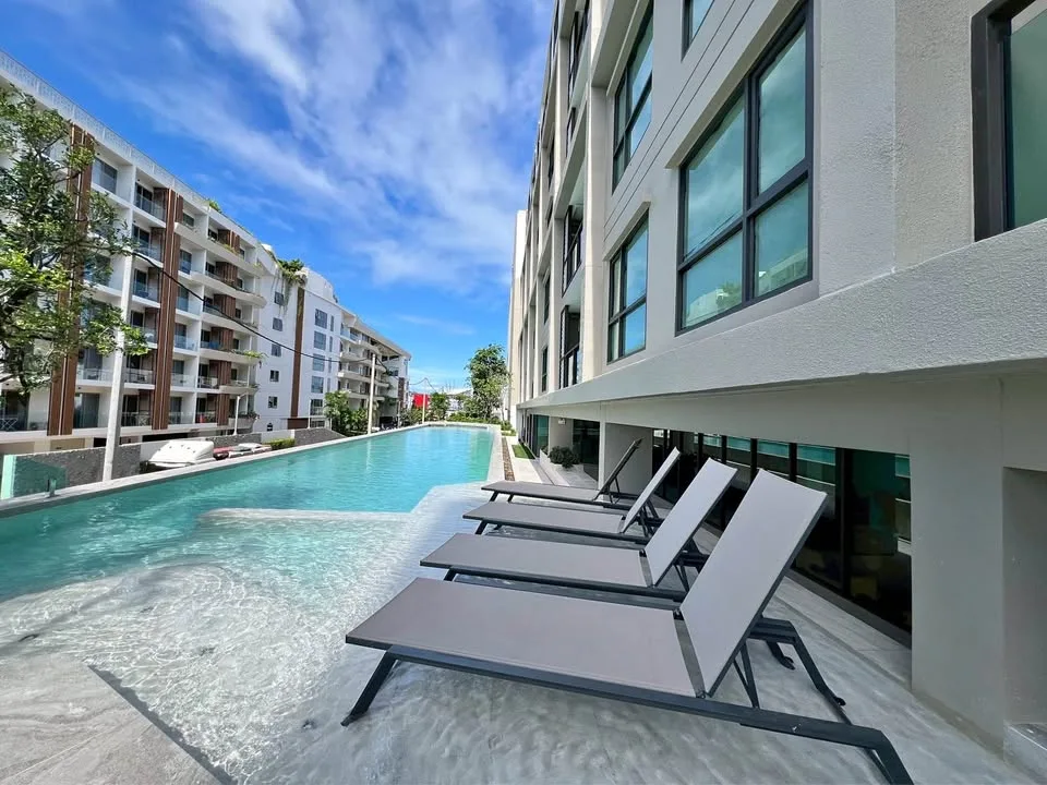 Appartement 2 Chambres 2 Salles de Bain avec Vue Piscine à Space Condo Choengtaley