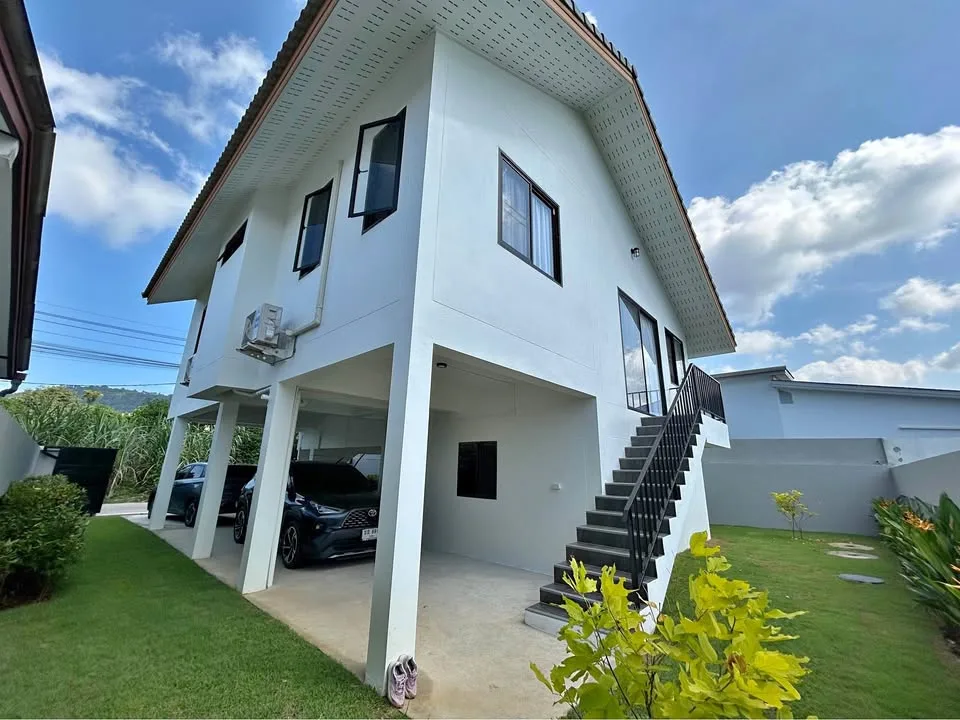 Casa semi amueblada nueva de 2 habitaciones con jardín en Rawai