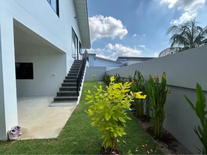 Casa semi amueblada nueva de 2 habitaciones con jardín en Rawai