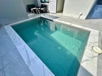 Moderne 3-Schlafzimmer-Poolvilla zur Miete in Rawai