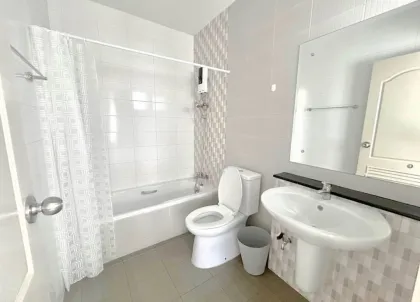 Villa 3 Chambres 2 Salles de Bain à Louer Près de la Plage Nai Yang