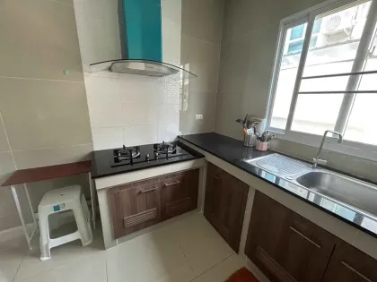4 Schlafzimmer, 3 Bäder voll möblierte Villa in Saransiri gegenüber BISP