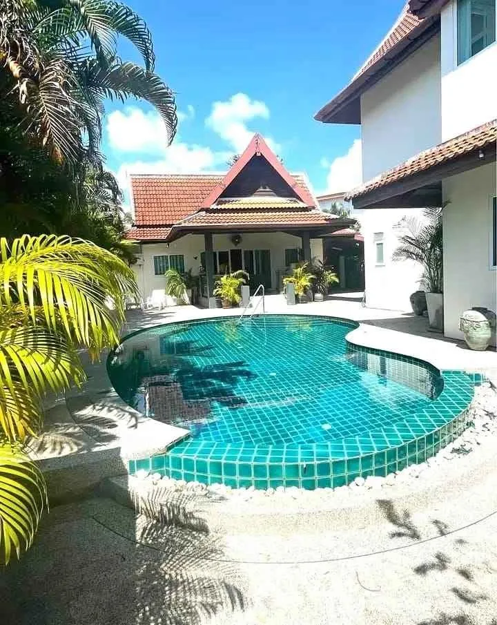 Amplia villa de 5 habitaciones y 5 baños con piscina privada en Kathu