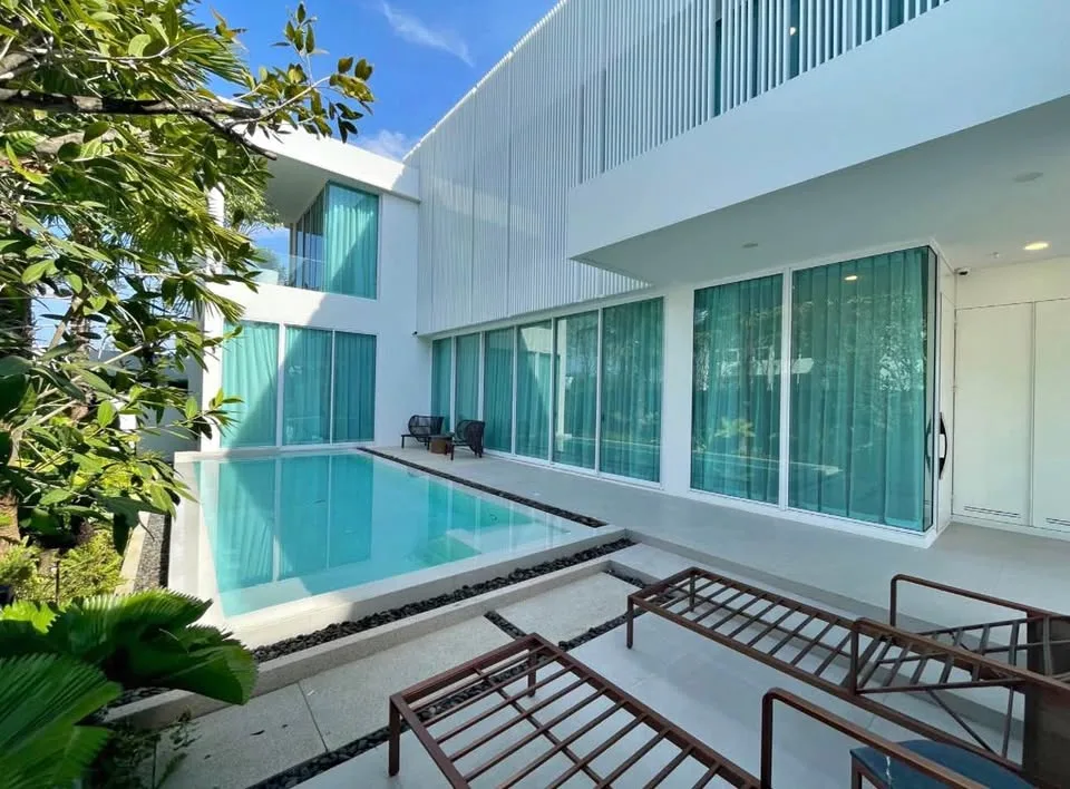 Villa moderna minimalista de 4 habitaciones con piscina en alquiler en Cherng Talay