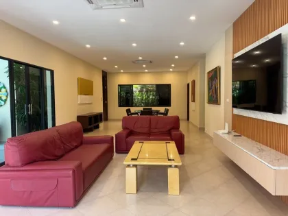 Beeindruckende 3-Schlafzimmer-Poolvilla in Chalong zu vermieten