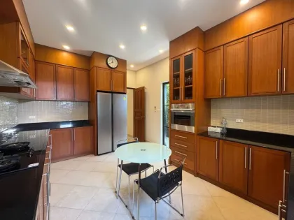Beeindruckende 3-Schlafzimmer-Poolvilla in Chalong zu vermieten