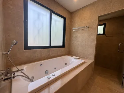 Beeindruckende 3-Schlafzimmer-Poolvilla in Chalong zu vermieten