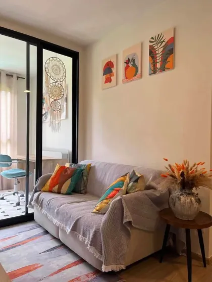 อพาร์ตเมนต์ 1 ห้องนอน พร้อมวิวสระน้ำ ที่ ดี คอนโด รีฟ กะทู้