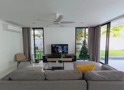 Spacious 5-Bed, 5-Bath Villa for Rent in Laguna Park 2