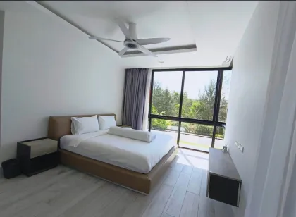 Spacious 5-Bed, 5-Bath Villa for Rent in Laguna Park 2