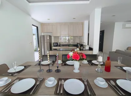 Spacious 5-Bed, 5-Bath Villa for Rent in Laguna Park 2