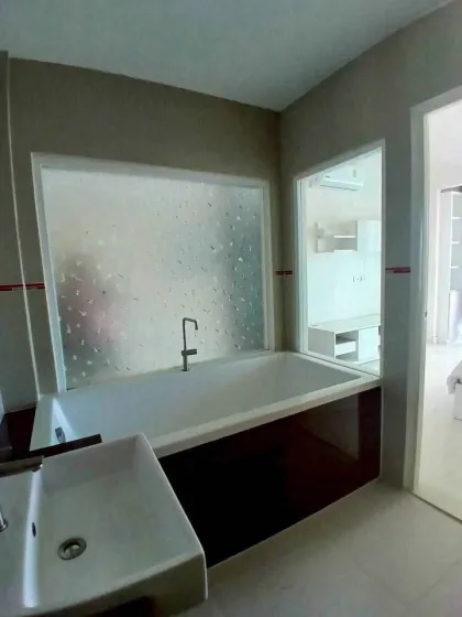 Amplio apartamento de 2 dormitorios con balcón grande en The Rich Condo Kathu