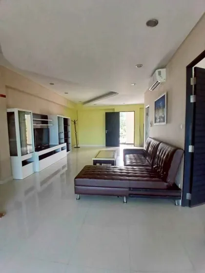Amplio apartamento de 2 dormitorios con balcón grande en The Rich Condo Kathu
