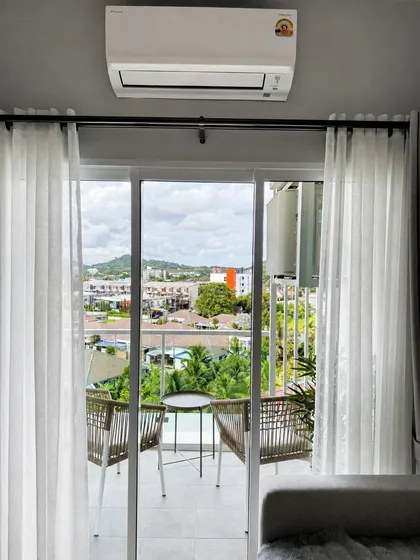 Apartamento moderno de 1 dormitorio en el 7º piso con vistas a la ciudad y montañas