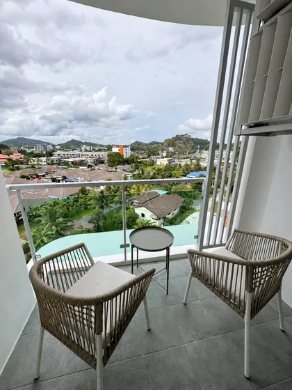 Apartamento moderno de 1 dormitorio en el 7º piso con vistas a la ciudad y montañas
