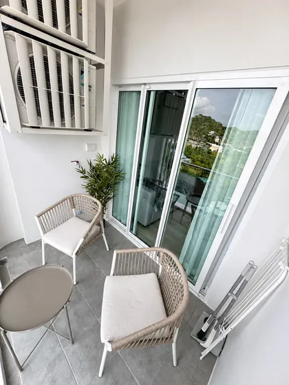 Apartamento moderno de 1 dormitorio en el 7º piso con vistas a la ciudad y montañas