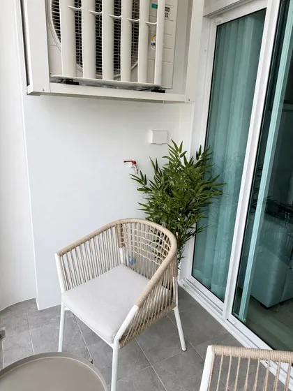 Apartamento moderno de 1 dormitorio en el 7º piso con vistas a la ciudad y montañas